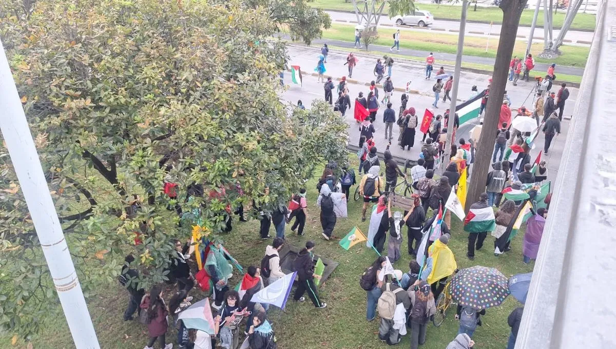 Manifestantes se movilizaron en Bogotá en solidaridad con Palestina. Bloqueos en la calle 26 generan congestión y complican el paso hacia el aeropuerto El Dorado