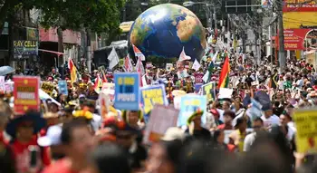 MARCHA Indígenas lideran histórica movilización en la COP30: “Nuestra selva está viviendo una masacre”
