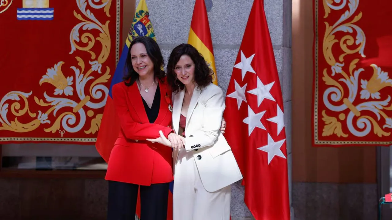 María Corina Machado durante la entrega de la Medalla de Oro de Madrid. María Corina Machado recibe Medalla de Oro de Madrid y refuerza su llamado a una 'Venezuela libre'