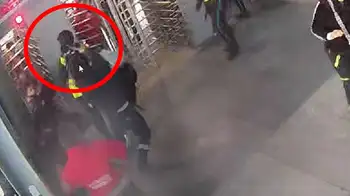 Martillazo TransMilenio Guarda de TransMilenio recibió un martillazo en la cabeza por exigir el pago del pasaje