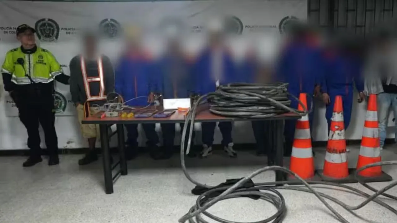 Material incautado tras la captura de la banda en Barrios Unidos. Capturan a falsos trabajadores de telecomunicaciones en Bogotá: así fue el operativo