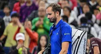 Medvedev Video | La locura de Medvedev: pelotazo a un aficionado y burlas hacia Djokovic