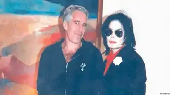 Michael Jackson posa junto a Jeffrey Epstein en una imagen de archivo. Crecen acusaciones de encubrimiento por documentos censurados del caso Epstein
