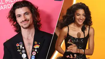 Mike Sabath y Olivia Dean en los Grammy 2026 Los Grammy, escenario de críticas contra ICE y Trump: Bad Bunny, Gloria Estefan y otros alzaron su voz en EE. UU.
