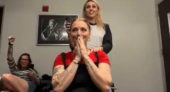 Miley Cyrus le rapó la cabeza a Cash Jacobs, fan con cáncer de mama, en Los Ángeles. Miley Cyrus le rapó la cabeza a una fan con cáncer de mama en etapa 3 tras un concierto en EE. UU.