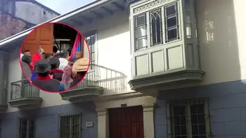 Mingas a la fuerza en Cancillería Video | Integrantes de la Minga entran a la fuerza a la Cancillería: hay funcionarios en la sede