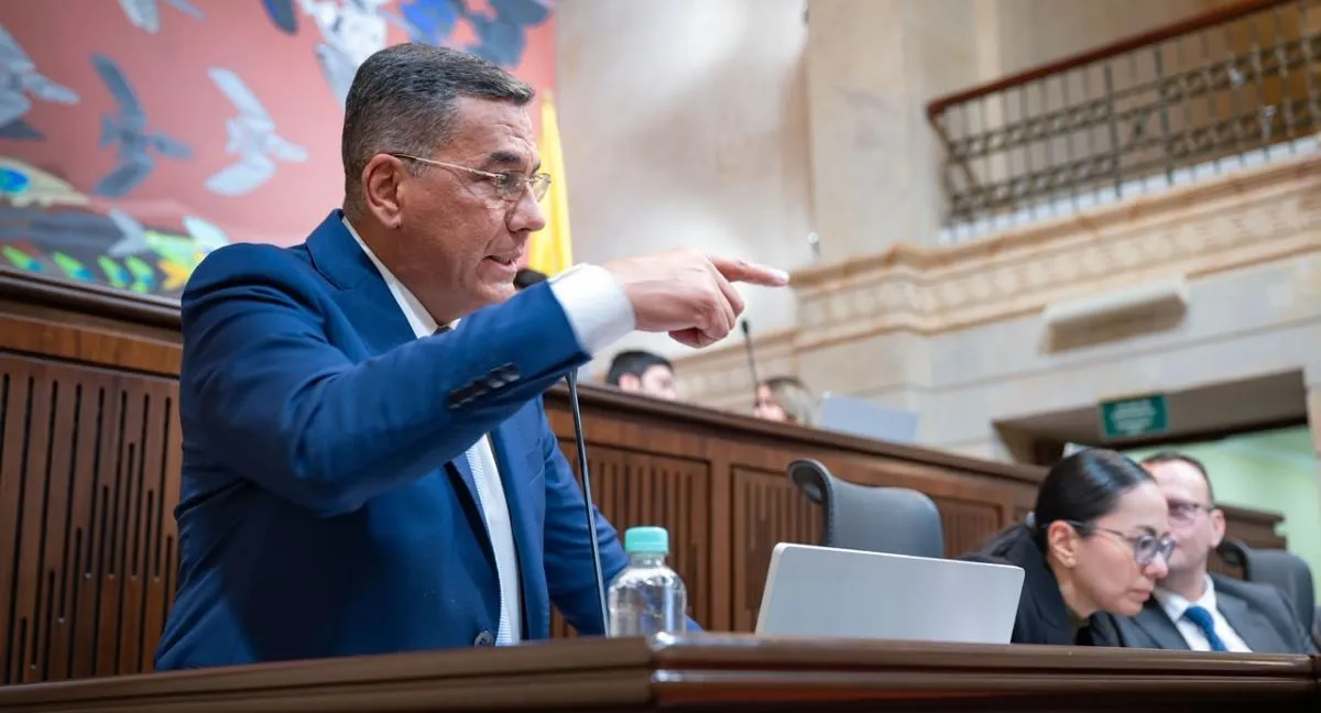 Ministro de defensa enfrenta moción de censura Moción de censura contra ministro de Defensa: Congreso define hoy su futuro en el cargo