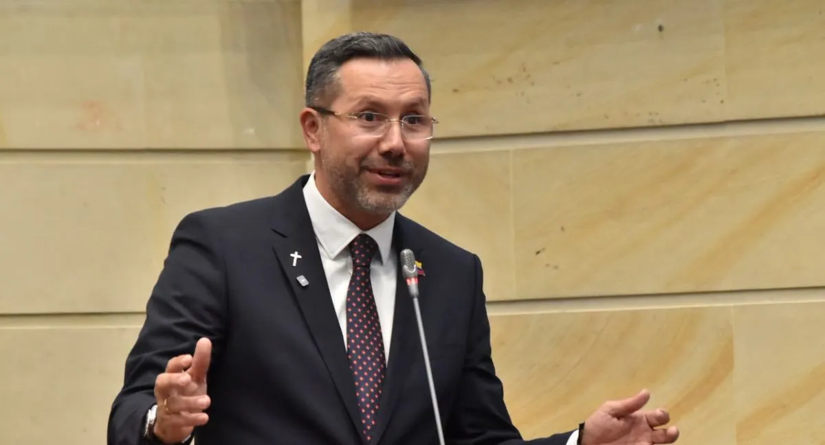 Ministro de Vivienda celebra "Gana el país": ministro de Vivienda Jaime Beltrán celebró el triunfo del no en su moción de censura