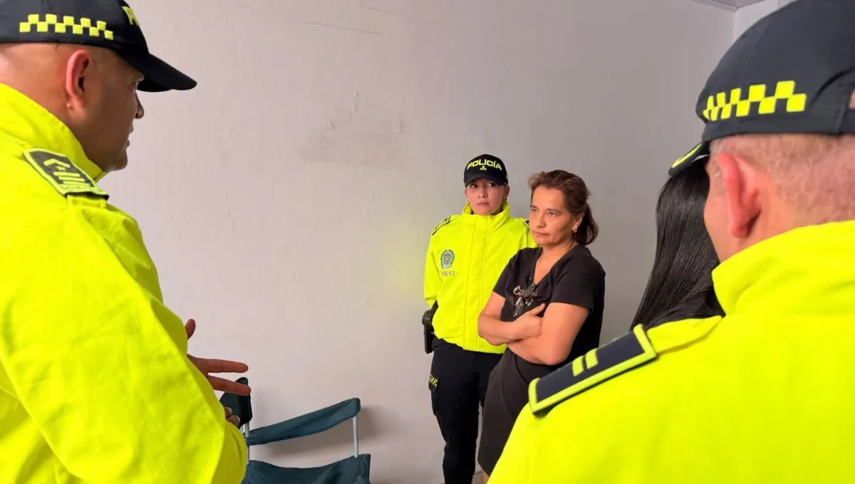 Momento de la captura de la esposa e hija de alias ‘Fito’ en Santander. Esposa e hija de alias Fito fueron capturadas en Santander por lavado de activos: irán a Ecuador