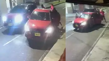 Momento en que delincuentes interceptan y roban la camioneta. El angustioso relato de una víctima: le robaron su camioneta y la usaron para cometer más atracos