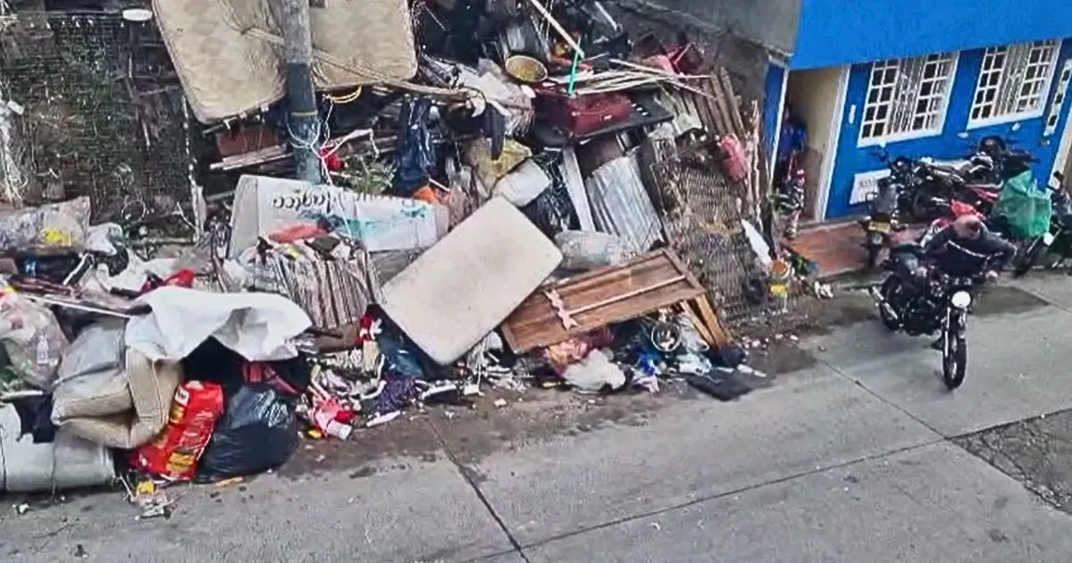 Montaña de basura Impresionante montaña de basura amenaza con "tragarse" una vivienda en Chapinero