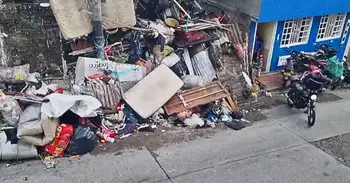 Montaña de basura Impresionante montaña de basura amenaza con "tragarse" una vivienda en Chapinero