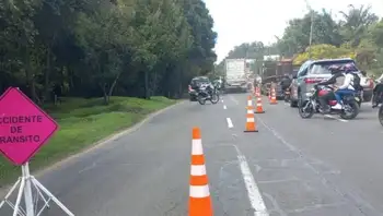 Monumental trancón en la Autopista Norte tras accidente en la calle 235. Caos en la Autopista Norte: accidente en la calle 235 desató monumental trancón