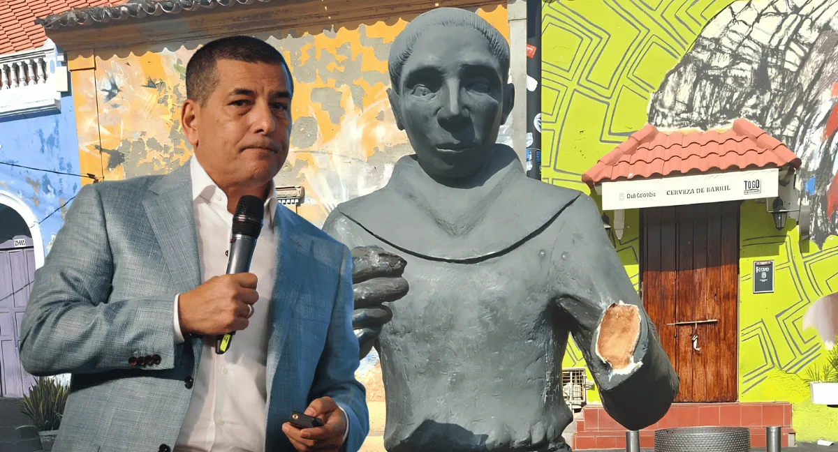 Mujer tumbó la estatua del cura Umaña en la Plaza de la Trinidad, Cartagena (Bolívar). Dumek Turbay busca a la mujer que tumbó la estatua del cura Umaña mientras bailaba en Getsemaní
