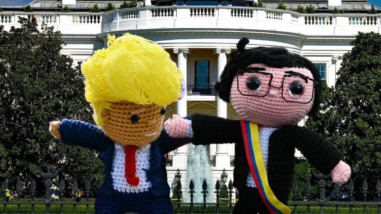 Muñecos tejidos alusivos a Donald Trump y Gustavo Petro con la Casa Blanca de fondo Trump-Petro | El primer cara a cara de una relación lacerada por el narco, los insultos y la caricatura