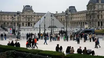 Museo del Louvre visitado por decenas de personas El Museo del Louvre reabre tras el robo: así serán las nuevas medidas de seguridad