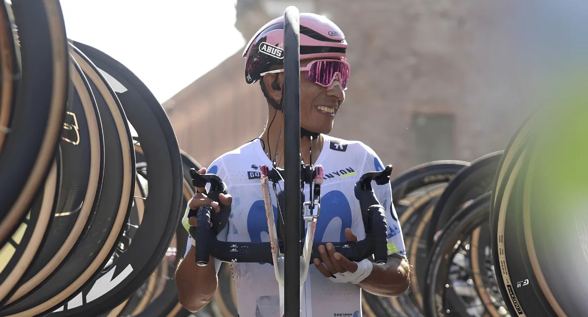 Nairo Quintana recibió un pasillo del pelotón en Ferrara antes de su última carrera. Nairo Quintana se despidió del ciclismo con un pasillo de honor del pelotón en el Giro de Emilia