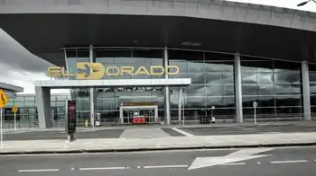 Niebla causa retrasos en vuelos del aeropuerto El Dorado Vuelos retrasados y caos en El Dorado: la niebla paralizó el principal aeropuerto del país
