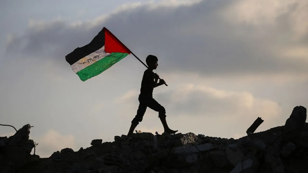 Niño con la bandera de Palestina Gaza despide 2025 entre ruinas, dolor y una frágil esperanza