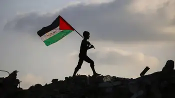 Niño con la bandera de Palestina Gaza despide 2025 entre ruinas, dolor y una frágil esperanza