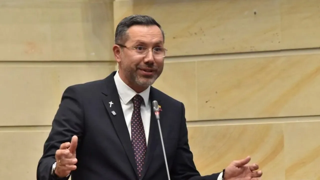 No triunfó la moción de censura en contra del ministro de Vivienda Jaime Beltrán MinVivienda, Jaime Beltrán, se salvó de la moción de censura: en Senado ganó el no