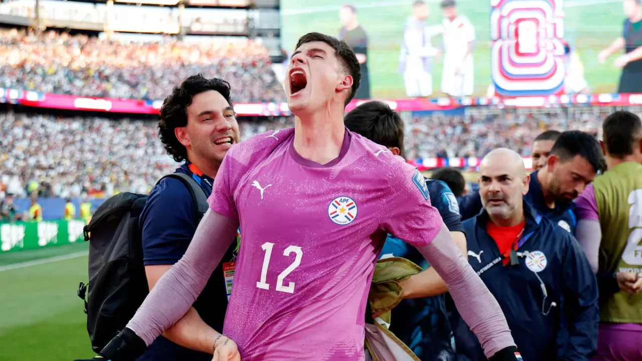 Orlando Gill Él es Orlando Gill, el arquero paraguayo que le cerró el arco a Alemania y lo eliminó del Mundial