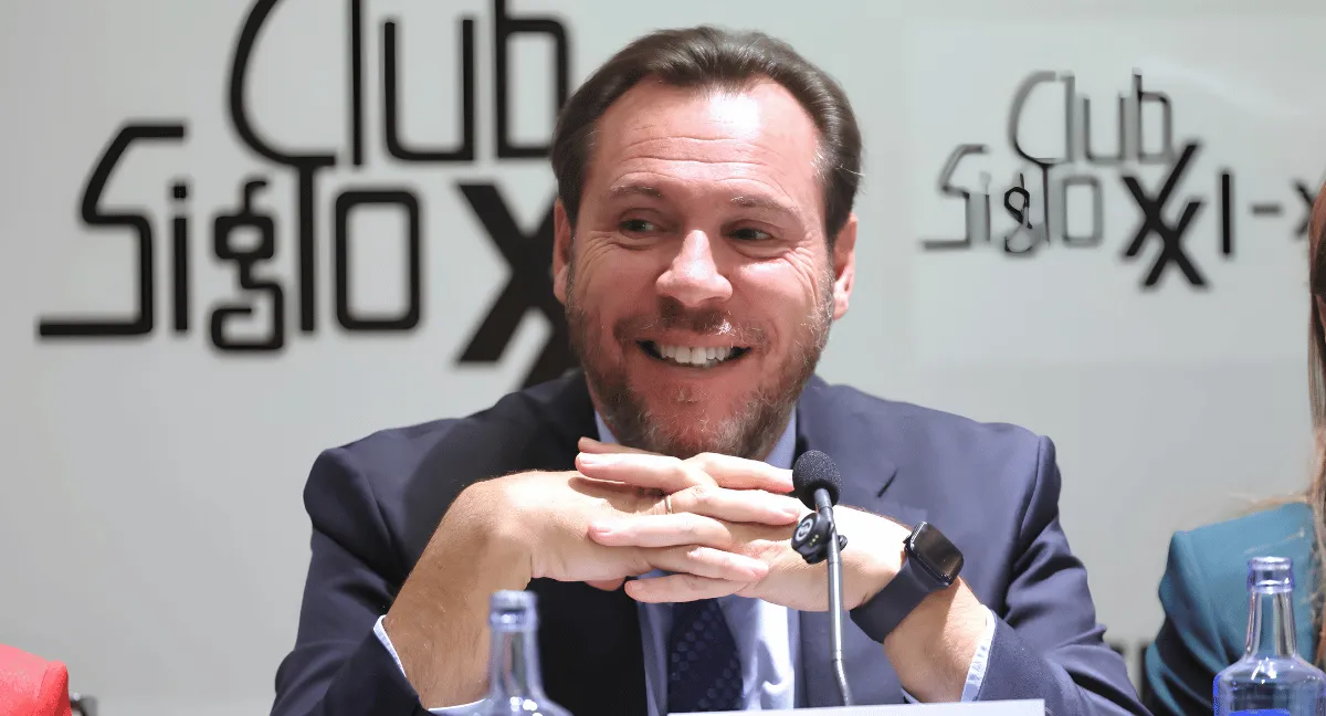 Óscar Puente atribuyó el choque de trenes en Urda (Toledo) a orden del control de ADIF. Él es Óscar Puente, el ministro de los dos choques de trenes de 2026 en España que suman 115 muertos