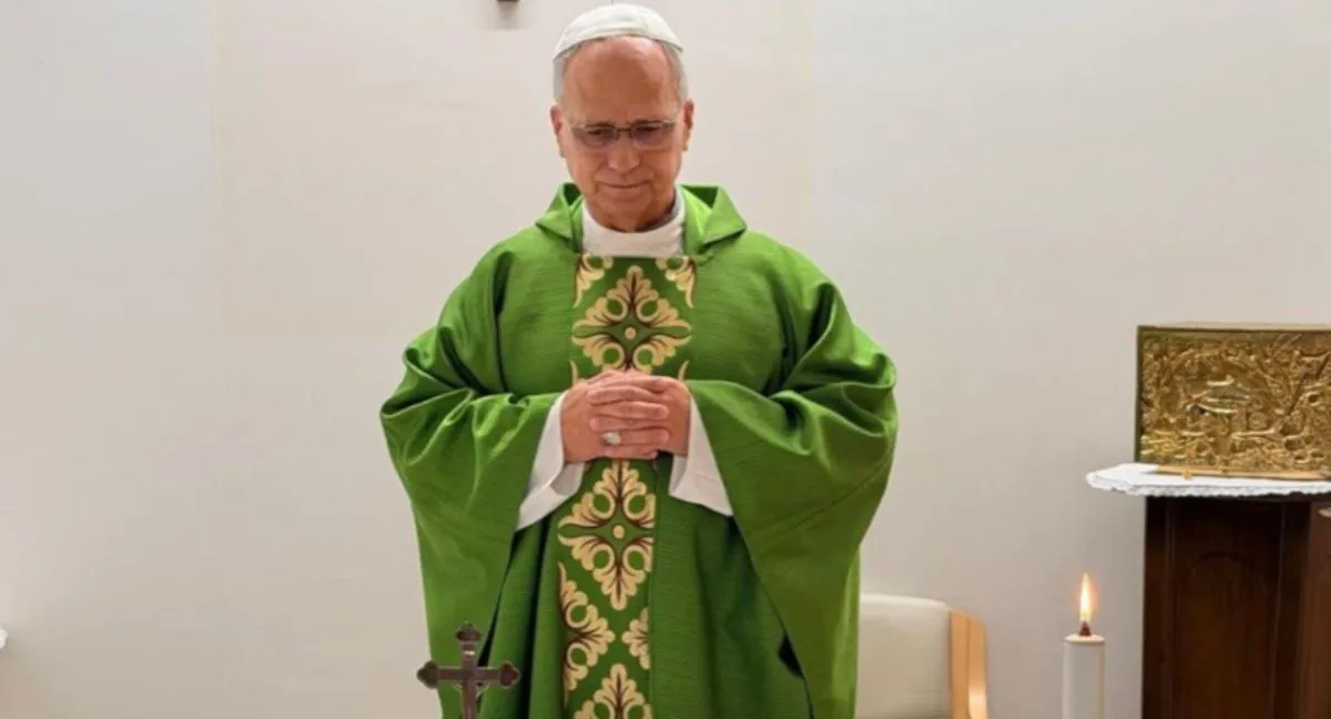 Papa León XIV sorprende con su aparición desde el hospital Gemelli. Se conocen las primeras imágenes del papa León XIV desde el hospital Gemelli: celebró una misa