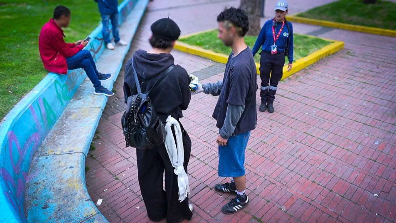 Parque de los Hippies Los pillaron 'metiendo' en la calle y de castigo les tocó limpiar el parque de los Hippies