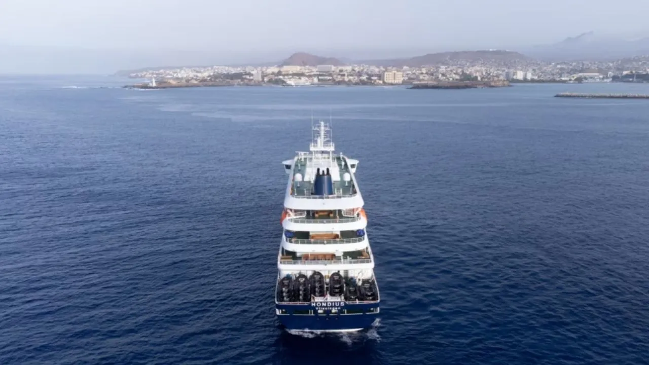 Pasajeros de la embarcación llegarán a España para la evacuación. Pasajeros de crucero afectado por hantavirus comenzarán evacuación en España el domingo