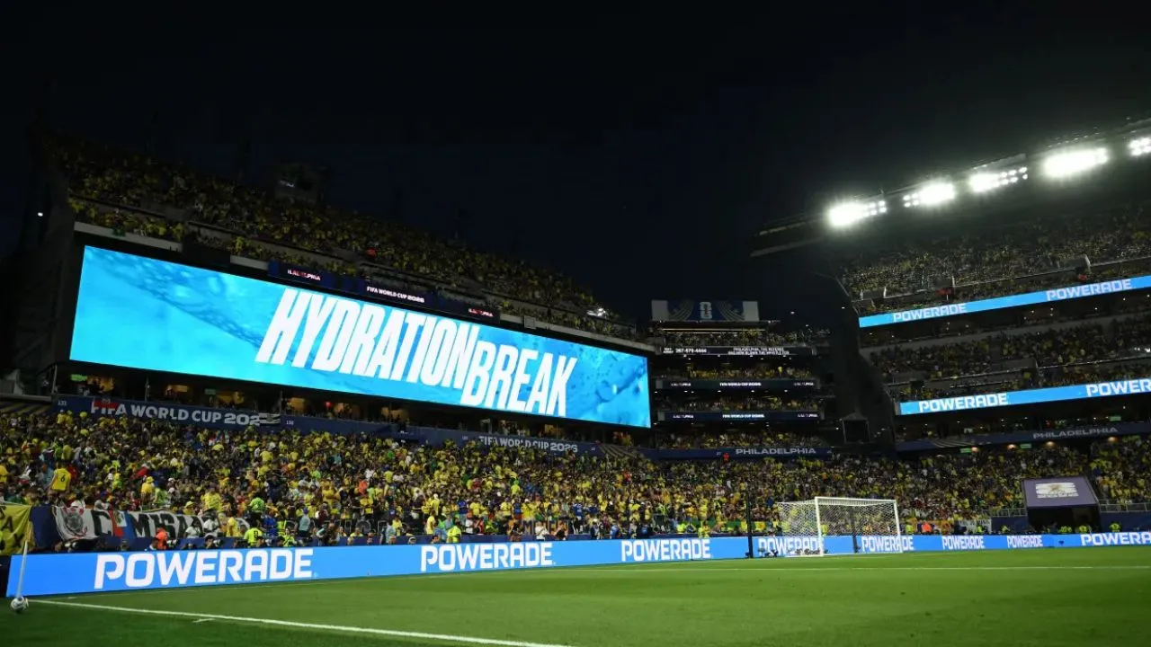 Pausa de hidratación Pausas de hidratación partieron la historia del fútbol: ¿ahora será un deporte de cuatro tiempos?