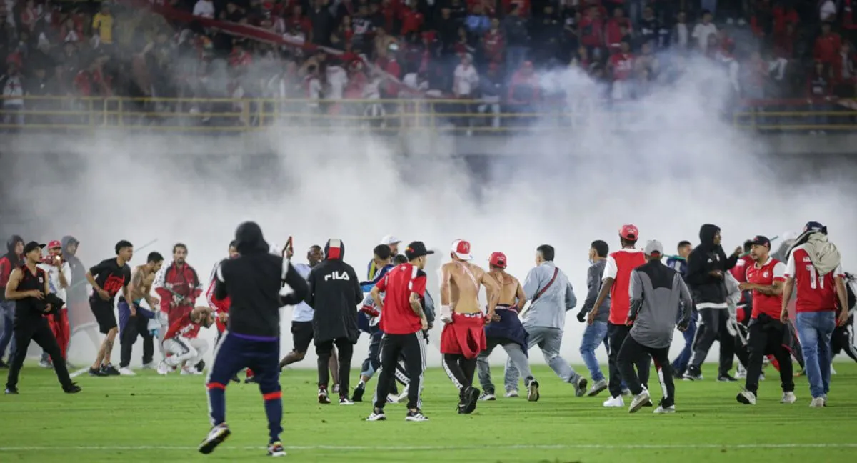 Pelea entre hinchas de Santa Fe y América Estos fueron los hinchas de Santa Fe y América que entraron armados a la cancha de El Campín
