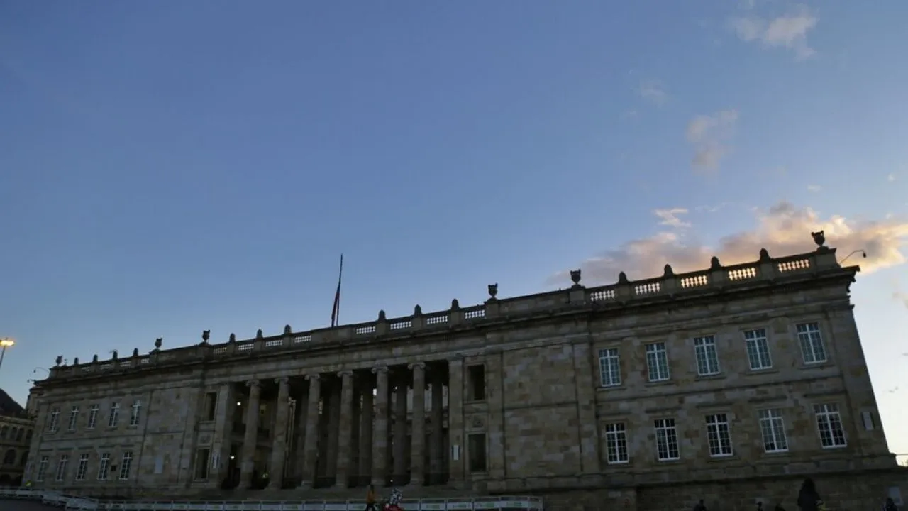 Periodistas denuncian falta de mantenimiento. Periodista resultó herida en el Senado tras caída de una ventana: ¿qué pasó?