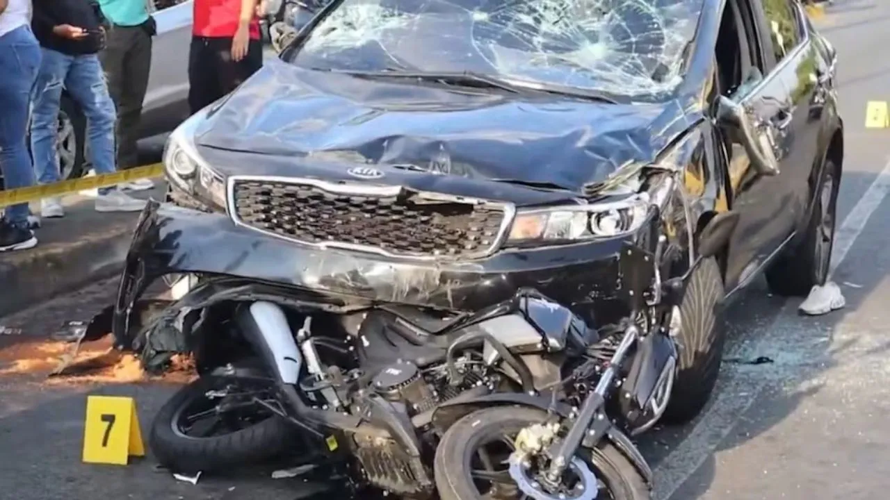 Persecución en Cali deja cinco heridos y daños en varios vehículos. Video | Persecución de un vehículo robado en Cali termina con cinco heridos y varios carros dañados