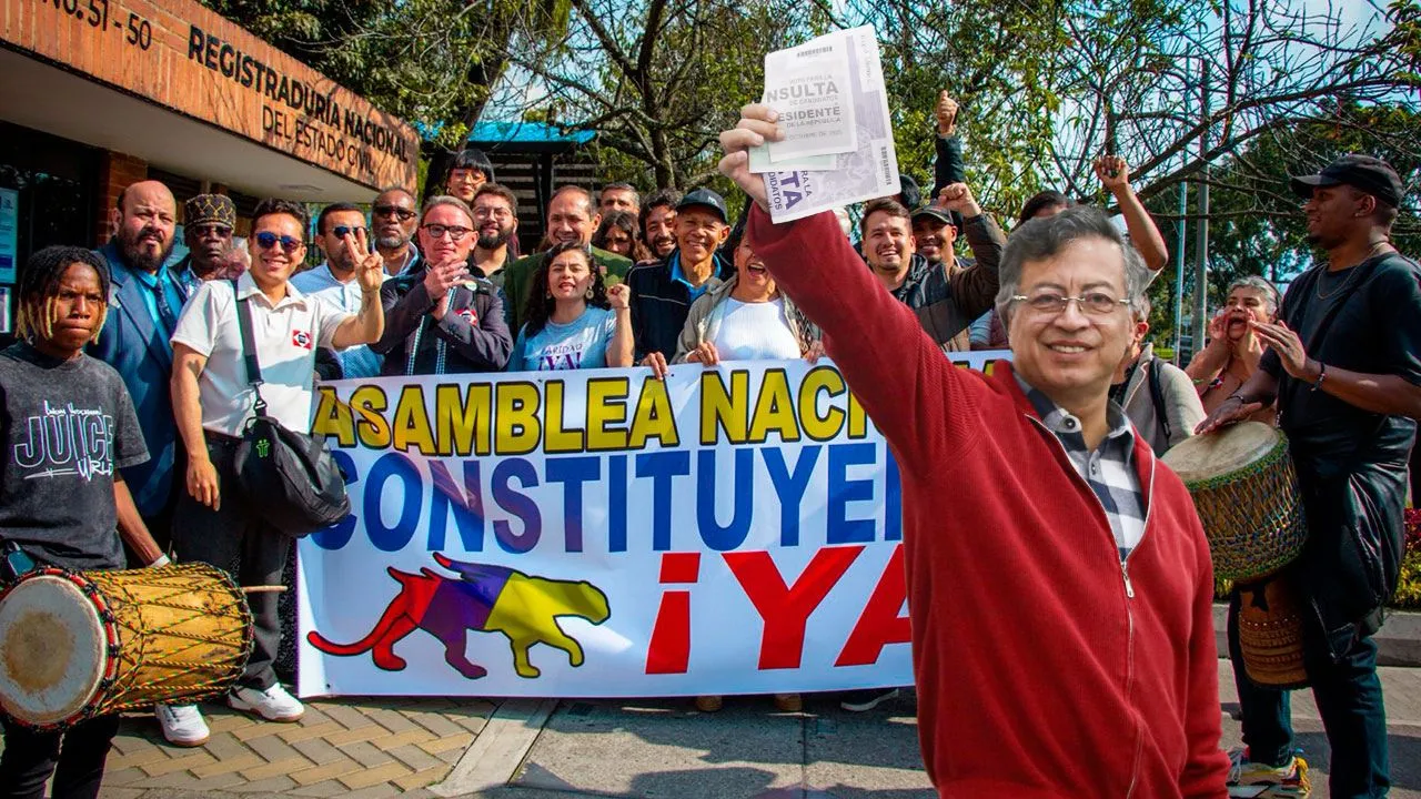 Petro muestra un voto y ciudadanos celebran radicación de comité promotor de Constituyente Asamblea Nacional Constituyente | ¿Cuál es el procedimiento para convocar este mecanismo?