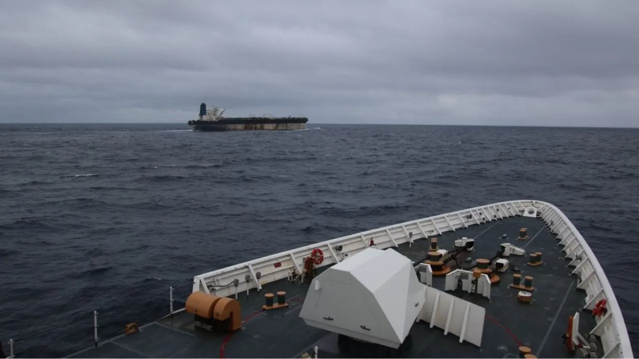 Petrolero ruso en aguas del Atlántico Estados Unidos confirma la toma de control de un petrolero ruso en aguas del Atlántico