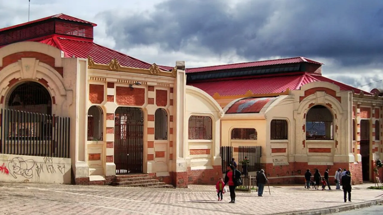 Plaza de mercado Entre guacales y memoria: la Plaza Distrital de Las Cruces cumple 100 años de vida popular
