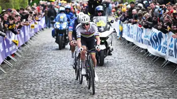Pogacar fue uno de los 20 corredores que hicieron caso omiso al paso nivel. ¿Pogacar perdería título del Tour de Flandes? Justicia belga le abre proceso