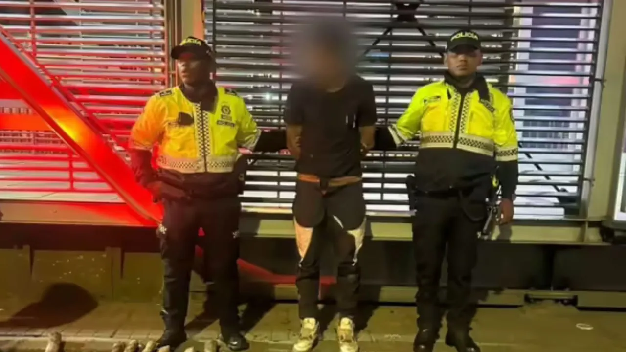 Policía halló a un hombre atrapado en un hueco mientras robaba cable en la Avenida Caracas Así terminó atrapado en un hueco un hombre mientras robaba cable en TransMilenio