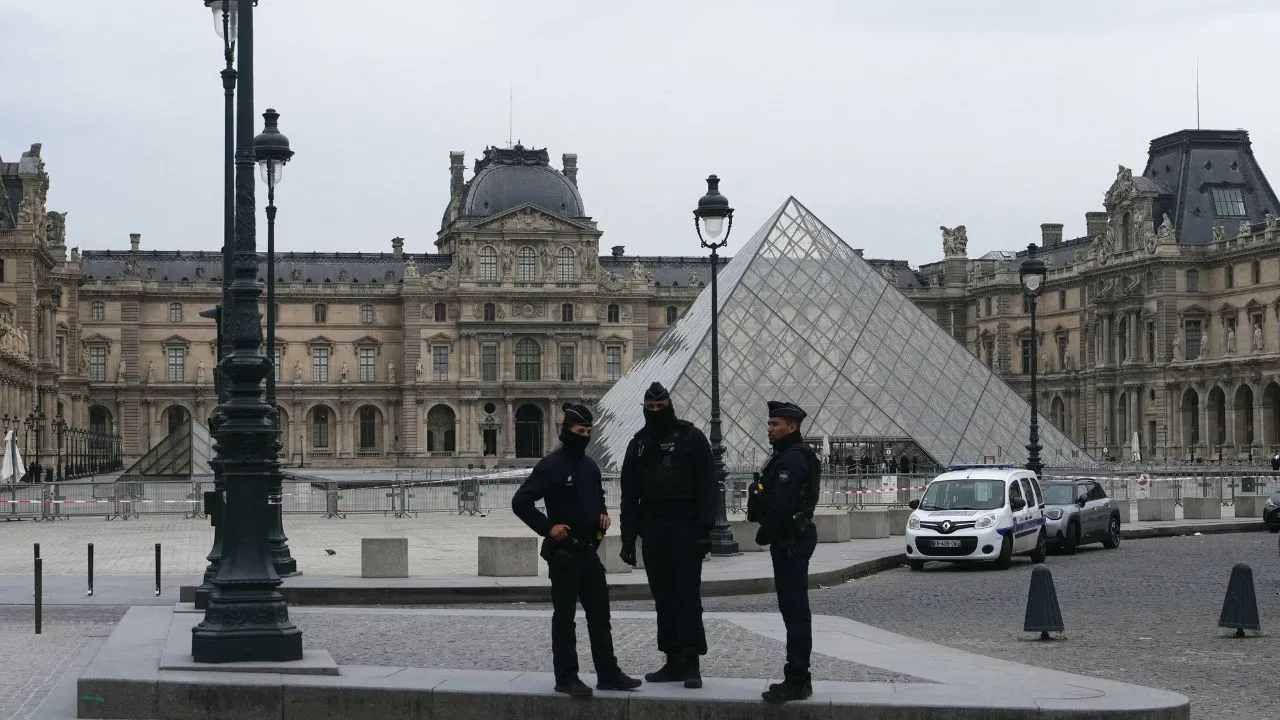 Policías en el museo de Louvre Se refuerza la seguridad y Macron promete respuestas tras el robo de ocho minutos en el Louvre