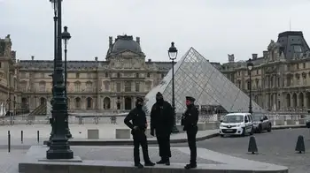 Policías en el museo de Louvre Se refuerza la seguridad y Macron promete respuestas tras el robo de ocho minutos en el Louvre