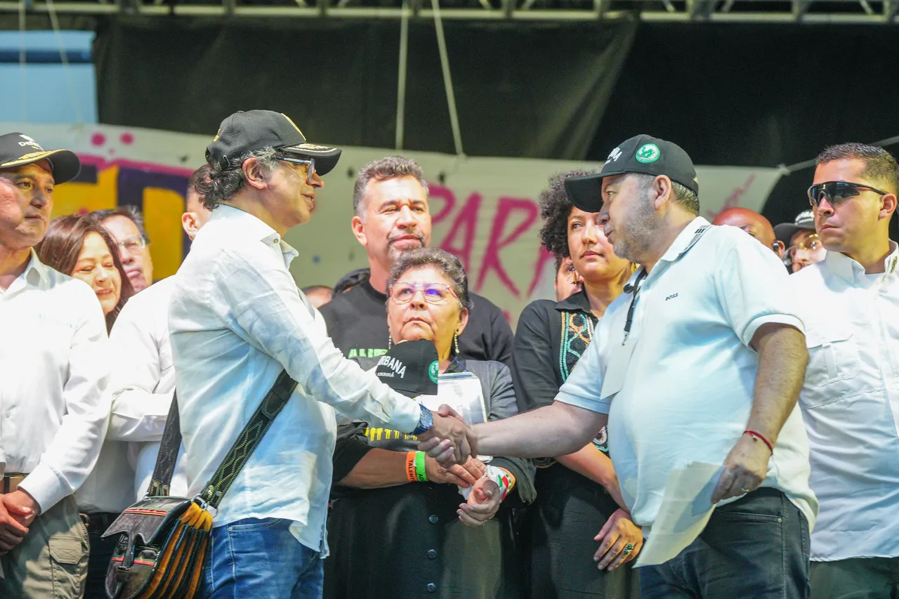 Presidente Gustavo Petro comparte tarima con Jorge de Jesús vallejo, alias “Vallejo” Petro y cabecillas del Valle de Aburrá en tarima, ¿por qué?