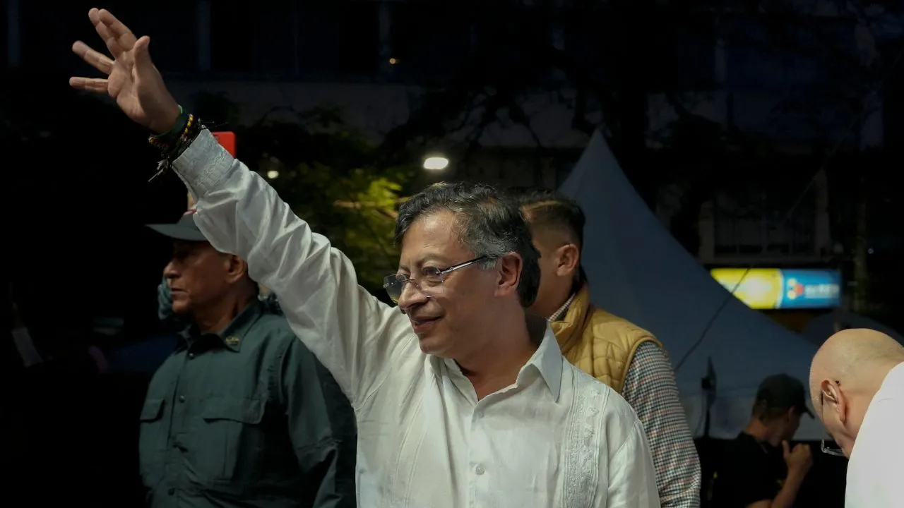 Presidente Gustavo Petro levantando la mano Petro asegura que busca retomar contacto con el ELN y que también lo ha iniciado con el Clan del golfo
