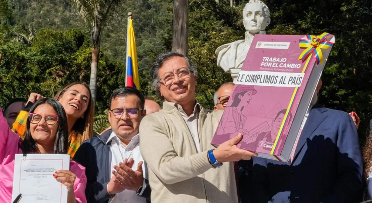 Presidente Petro sancionó la reforma laboral ¡Ya es ley! El presidente Petro sancionó la reforma laboral