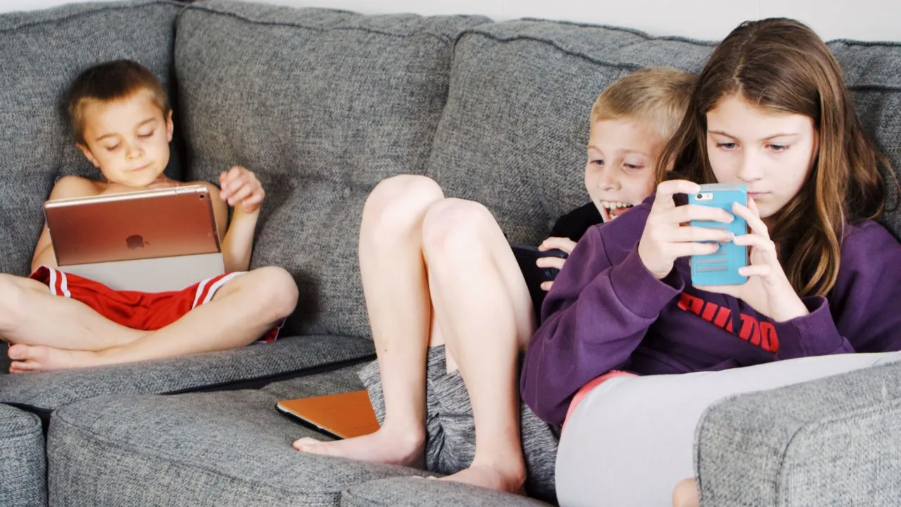 Pros y contras de restringir las redes sociales a menores de edad; qué dicen los expertos ¿Prohibir las redes sociales a menores de edad funciona? Expertos en salud mental responden