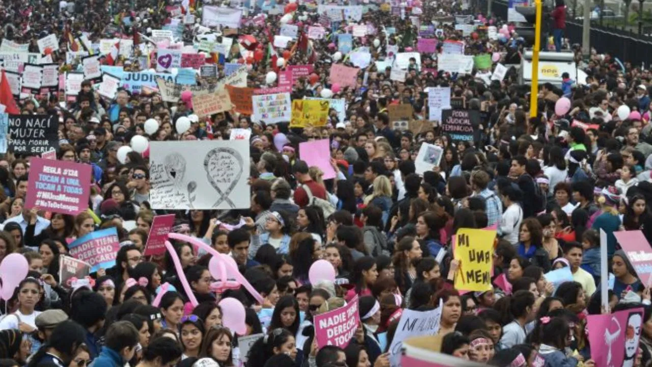 Protesta feminista en Perú El relevo presidencial en Perú reaviva tensiones y críticas en las calles