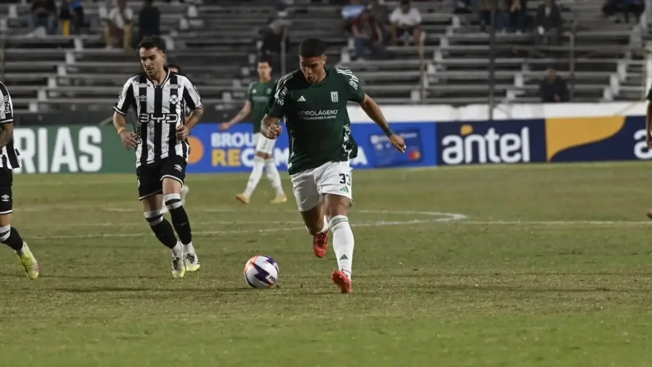 Racing de Montevideo jugó con 12 futbolistas Video | En Uruguay, un equipo de fútbol tuvo 12 jugadores en cancha; su rival, solo 10