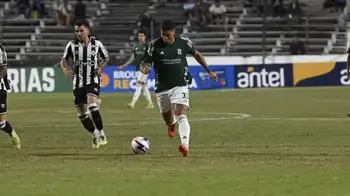 Racing de Montevideo jugó con 12 futbolistas Video | En Uruguay, un equipo de fútbol tuvo 12 jugadores en cancha; su rival, solo 10