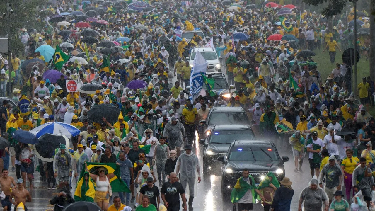 Rayo cae en manifestación bolsonarista en Brasilia y deja al menos 30 personas heridas Video | Un rayo deja decenas de heridos en Brasil durante protesta a favor de Bolsonaro