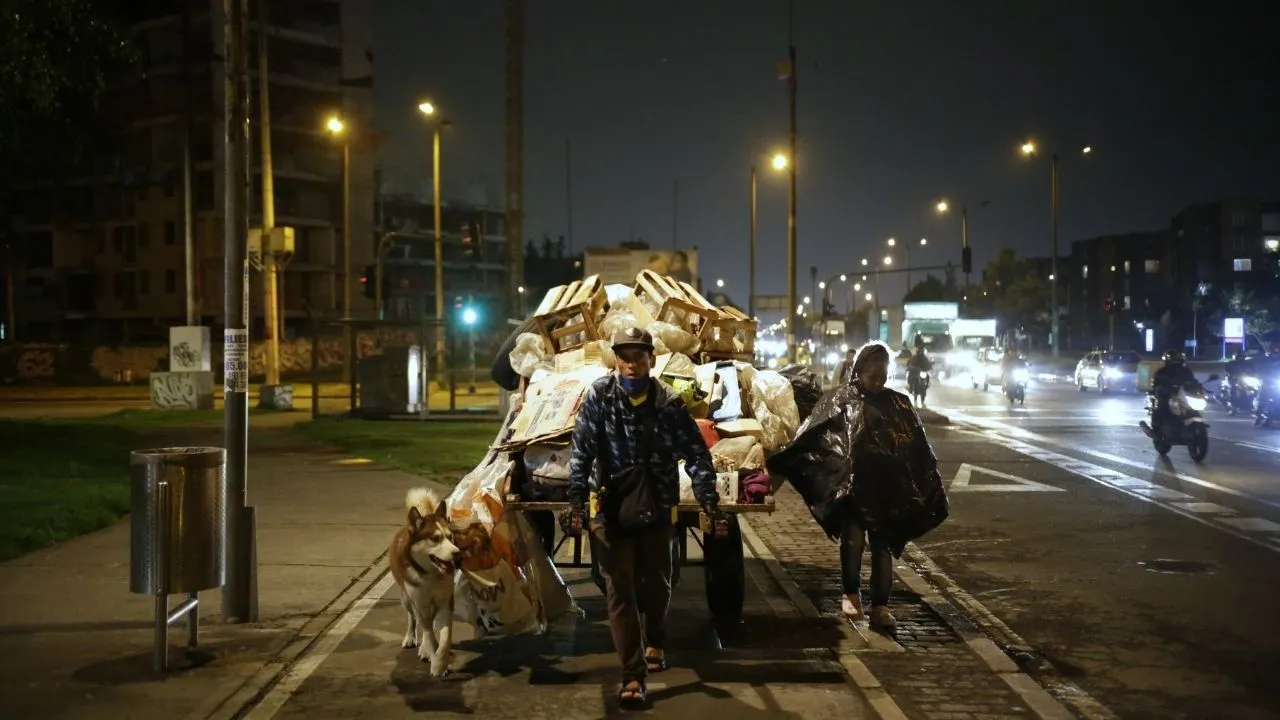 Recicladores de oficio en trabajo en Bogotá Primicia | Distrito habría desconocido acuerdo con recicladores y expidió decreto con medidas más restrictivas